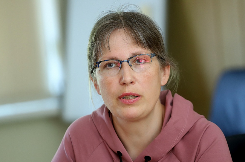 Rojas vidusskolas sociālā pedagoģe Kristīne Maslovska: "Talsu novadā regulāri nomainās politiskais virziens – pa labi, pa kreisi un atkal pa labi vai kreisi. Tie rati jau paliek pa vidu un tas cilvēks, gudrs būdams, mūk projām. Nabags brauc uz ārzemēm nopelnīt naudu, bet, kad atgriežas, nesaprot, kas te notiek."