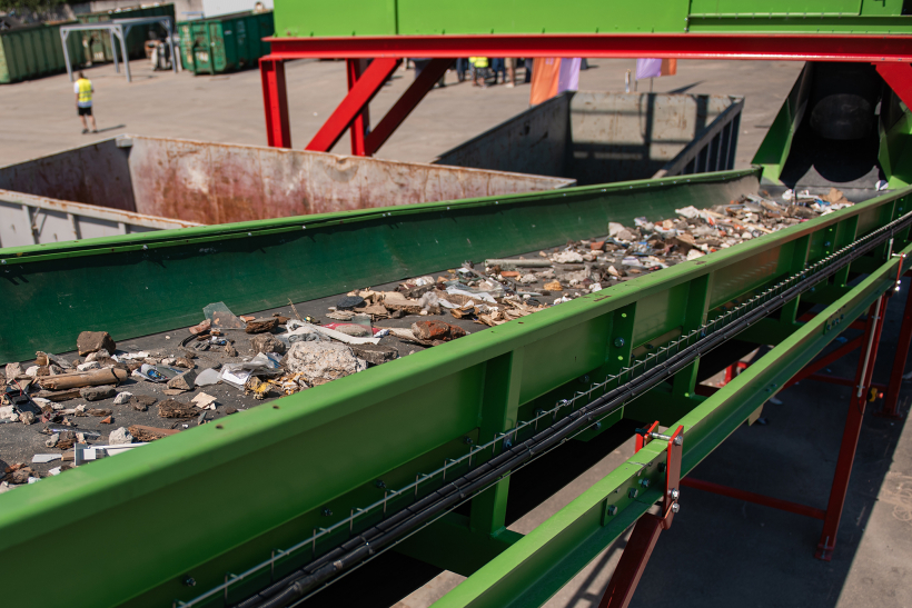 Pierīgā atklāts un darbu uzsācis Baltijā lielākās vides resursu apsaimniekošanas uzņēmumu grupas AS "Eco Baltia" uzņēmuma SIA "Eco Baltia vide" būvgružu šķirošanas un pārstrādes laukums ar šķirošanas jaudu vairāku desmitu tūkstošu tonnu gadā.