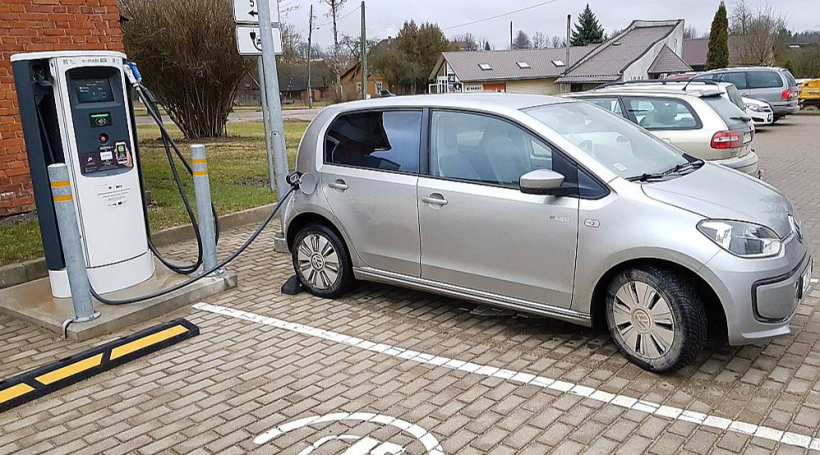 Kopējais publisko uzlādes staciju skaits Latvijā pašlaik sasniedzis 535. Elektroauto īpašnieki uzskata, ka uzlādes infrastruktūra mūsu valstī jau tagad ir labi attīstīta, taču, protams, to plānots vēl pilnveidot arī turpmāk. Attēlā – elektroauto uzlāde Varakļānos.