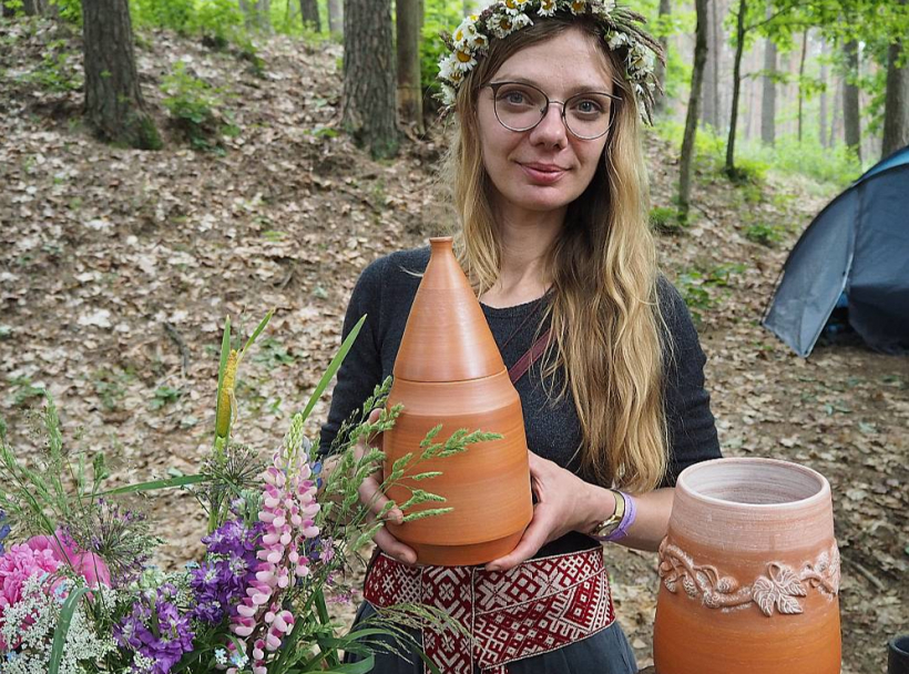Dizainere Zane Zariņa keramikas glazēšanai izmanto īpašu tehniku, kas aizstāj tradicionālo ķīmisko glazūru.