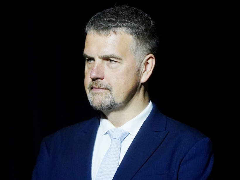 Eiropas Parlamenta deputāts Ivars Ijabs (“Latvijas attīstībai”) saka: “Vērā ņemamu pilnvaru Eiropas ombudam nav, līdz ar to nav ietekmes sviru. Tas ir līdzīgi kā tiesībsargam Latvijā, ka viņa atzinumi ir lielākoties rekomendējoši, tomēr tā ir iespēja pievērst uzmanību kādiem problēmjautājumiem.”