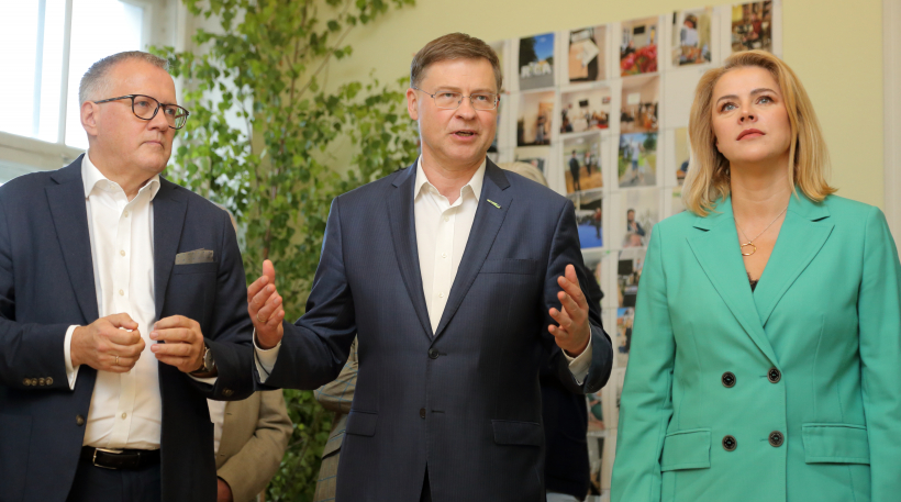 Partijas "Vienotība" priekšsēdētājs, finanšu ministrs Arvils Ašeradens, Eiropas Komisijas priekšsēdētājas izpildvietnieks Valdis Dombrovskis, Ministru prezidente, partijas "Vienotība" valdes locekle Evika Siliņa. Uzrunas partijas Jaunā Vienotība birojā pēc vēlēšanām. 