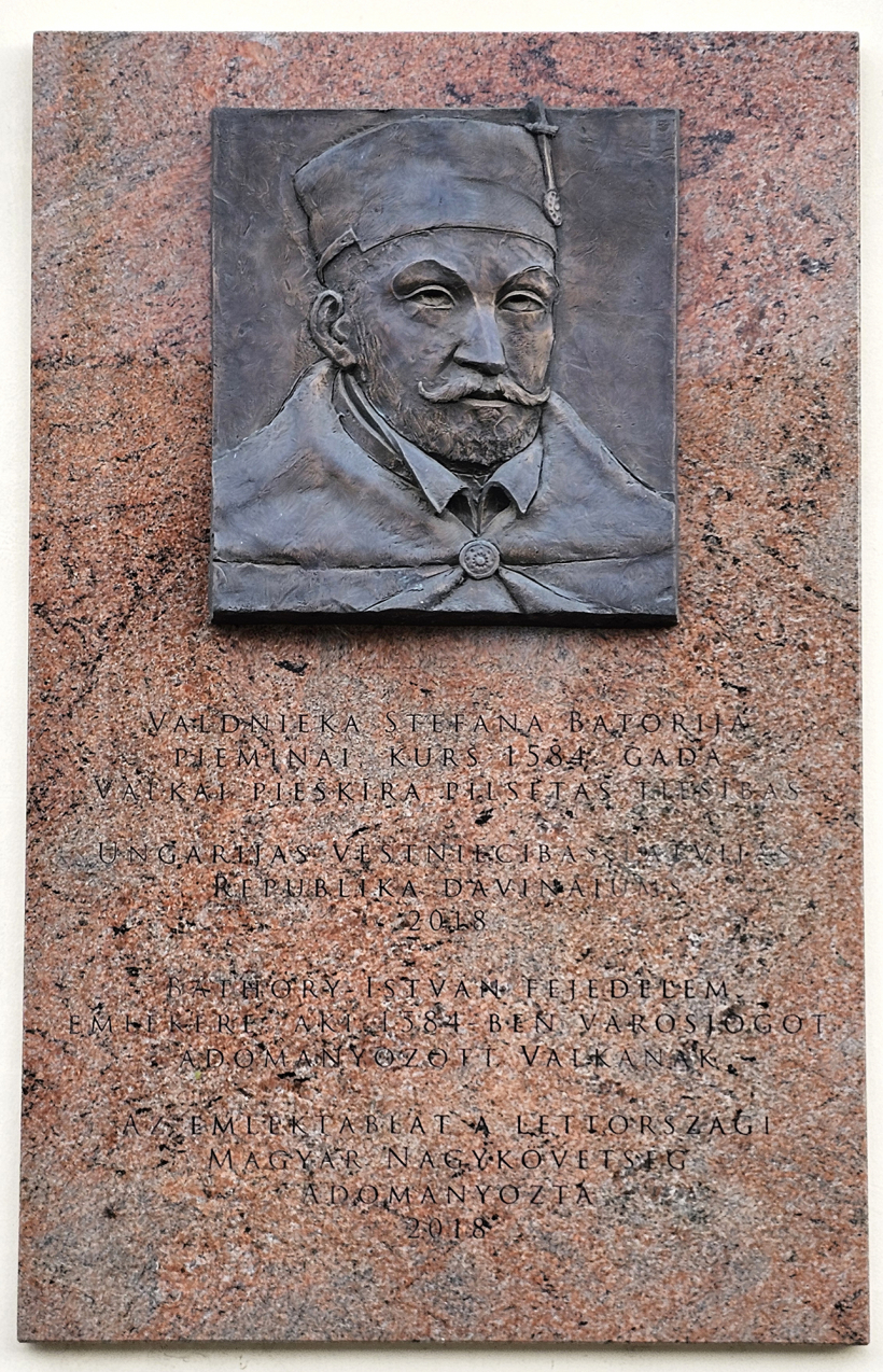 Piemiņas plāksne valdniekam Stefanam Batorijam, kurš 1584. gadā Valkai piešķīra pilsētas tiesības.