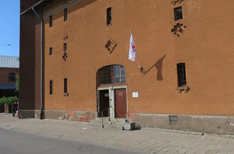 Rīgā dzērājus nogādā Latvijas Sarkanā Krusta sociālajā centrā "Gaiziņš" Centrāltirgus.