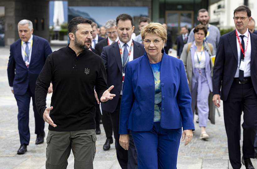 Ukrainas prezidents Volodimirs Zelenskis un Šveices prezidente Viola Amherda sestdien Ukrainas miera samitā Birgenštokā, netālu no Lucernas.
