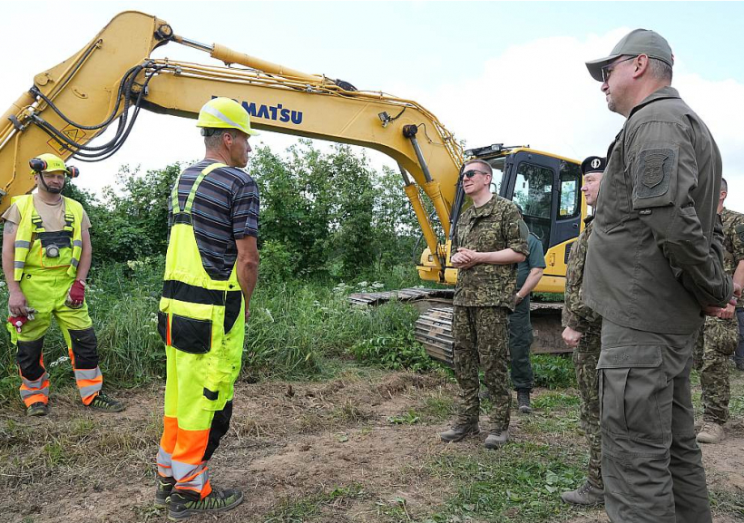 Valsts prezidents Edgars Rinkēvičs (vidū) teicis, ka būs diezgan regulārs viesis gan uz robežas, gan sekojot līdzi militārās infrastruktūras izveidei.