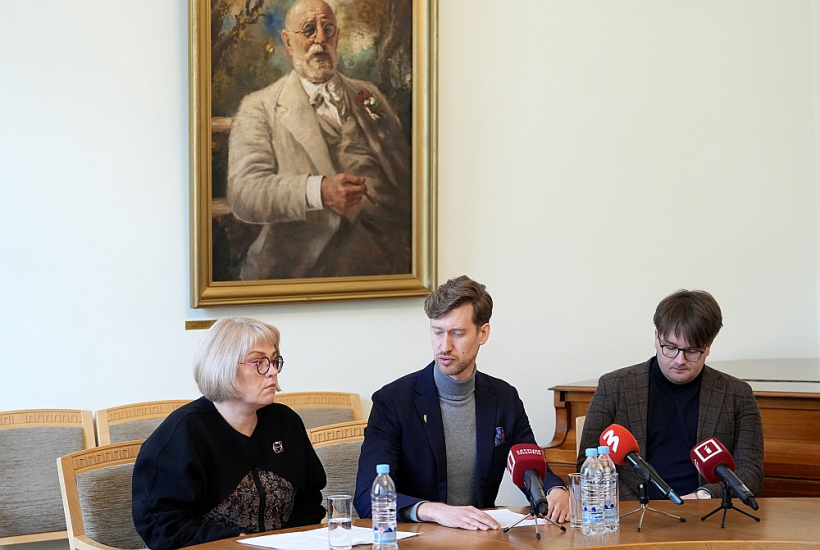 JVLMA Padomes priekšsēdētājs Timurs Tomsons (vidū) un studentu pašpārvaldes pārstāvis Jēkabs Bernāts šopavasar, iepazīstinot ar jauno rektora amata pienākumu izpildītāju – līdzšinējo JVLMA Senāta vadītāju Ilonu Meiju.