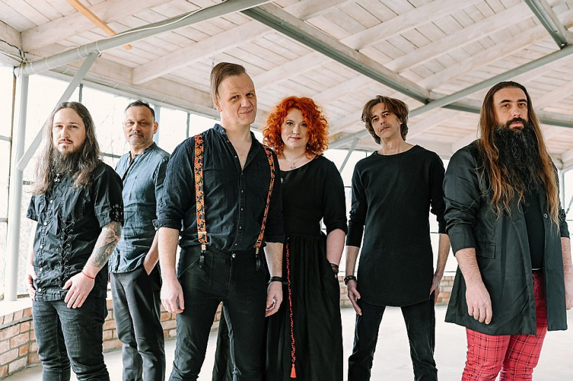 "Jauno Jāņu orķestris" (no kreisās) Andris Veinbergs (kontrabass, bass), Valērijs Cīrulis (mandolīna, balss), Juris Kaukulis (balss, ģitāra, mandolīna), Ieva Mūrniece (balss, vijole, vargans), Kaspars Tobis (sintezatori, akordeons), Artis Orubs (sitaminstrumenti).