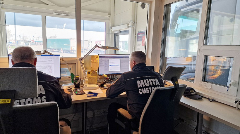 Kravas automašīna apstājusies pie muitas lodziņa, un muitnieki pārbauda pavadzīmes. Pēc tam pārbauda kravu. Aizdomu gadījumā krava var tikt nosūtīta caurskatei ar rentgenu.