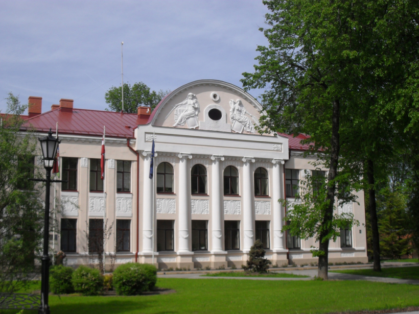 Jaunjelgavas domes ēka. Šī pilsēta Daugavas kreisajā krastā svētkus svinēs jūlija pēdējās nedēļas nogalē.
