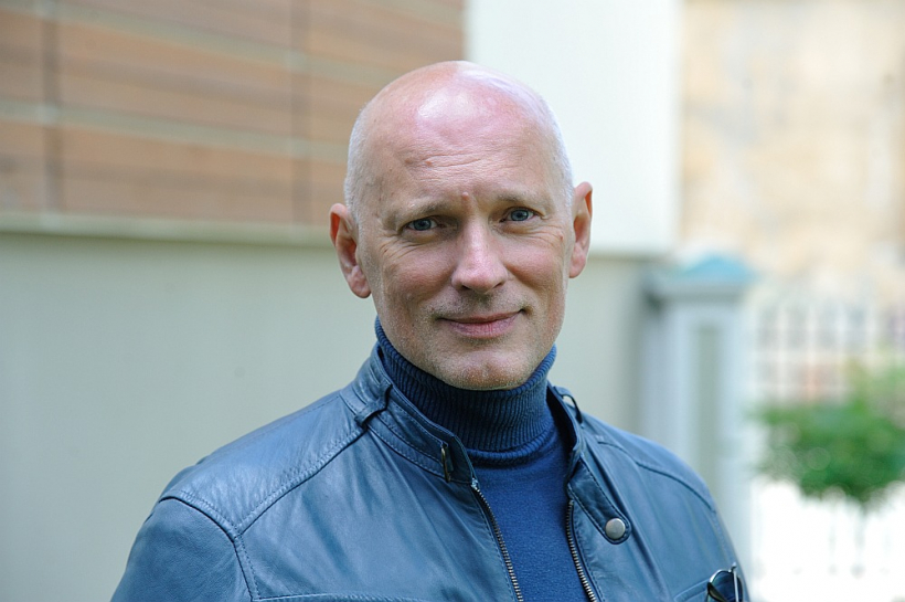 Jaunā Rīgas teātra (JRT) mākslinieciskais vadītājs Alvis Hermanis apgalvojis, ka sākotnēji starp "Spēlmaņu nakts" nominācijām 2023./2024. gada sezonā JRT vārds nav bijis atrodams "kritiķu mafijas" dēļ.