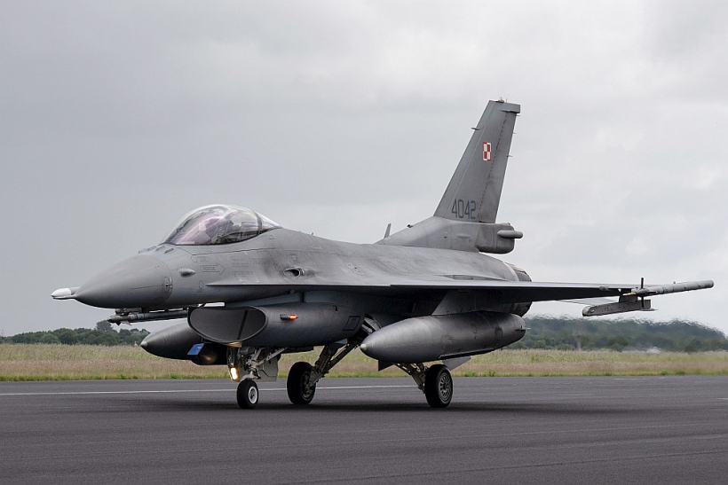 F-16.