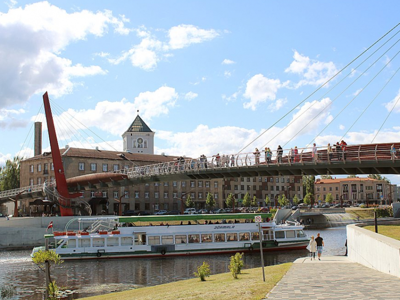 Jelgavas Pasta salas krastmalā piestāj tūristu kuģīši, kas piedāvā braucienu pa Driksu uz Lielupi.
