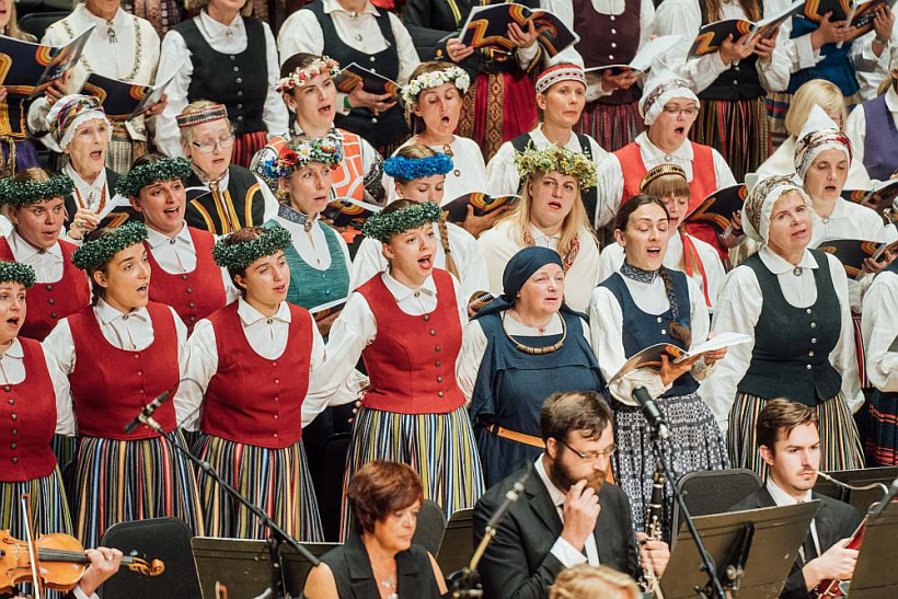 Kopkoris svētku noslēgumā dziedāja pārliecinoši un saskaņoti.
