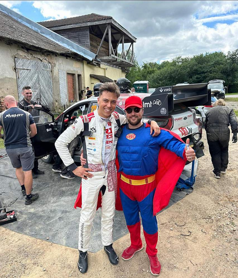Mārtiņu Sesku jau treniņos pirms WRC debijas posma Latvijā atbalsta aizrautīgs rallija fans supermena tērpā. Viņš ar draugiem Mārtiņu uzmundrina rallijos ārzemēs, spilgtās trases vietās allaž novietojot lielus un mazus Latvijas karogus.