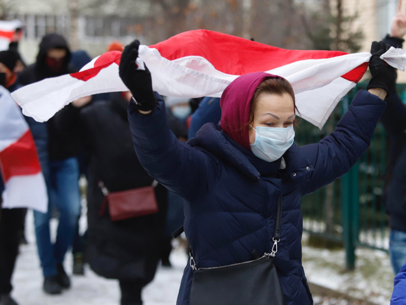 Protestētāji ar karogiem mītiņā pret prezidentu Lukašenko Minskā 2020. gada 13. decembrī.