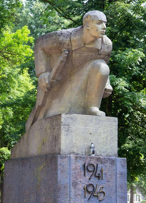 Viļakas skvērā esošais padomju režīmu slavinošais piemineklis.
