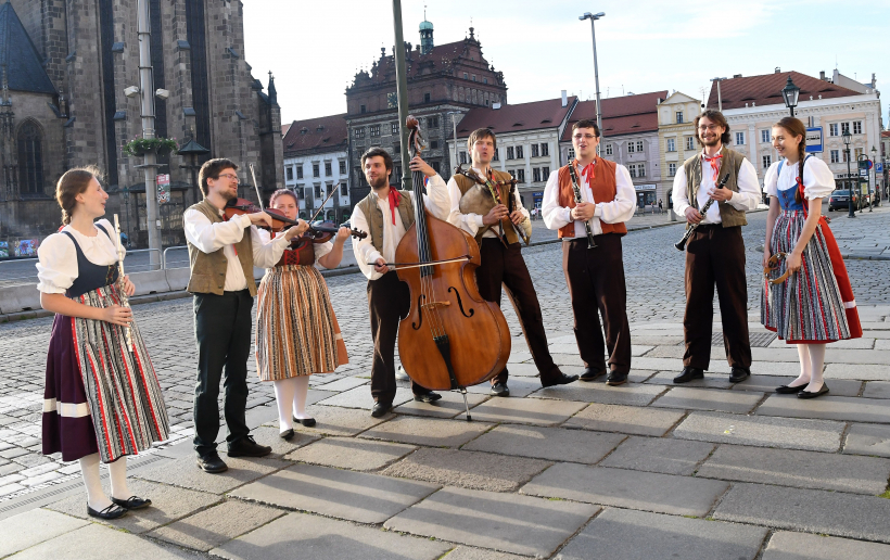 Folkloras kopa no Čehijas “Lidová muzika z Chrástu”.