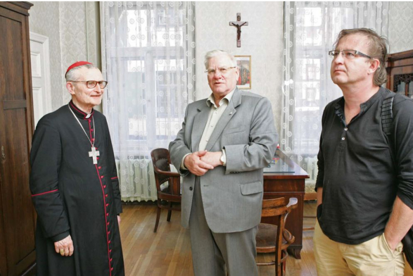 2009. gada jūlijs. "Latvijas Avīzes" žurnālists Egils Līcītis un galvenais redaktors Voldemārs Krustiņš intervē kardinālu Jāni Pujatu.
