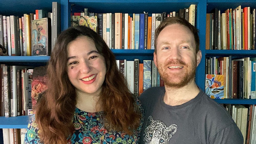Britu rakstniece Kirana Milvuda Hārgreiva un mākslinieks Toms de Frestons. 