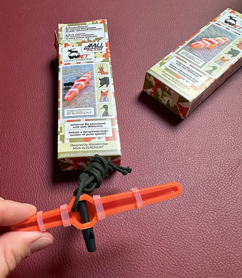 4all Plus Universallocker stirnāžu/ stirnu/ lapsu svilpe nāk komplektā ar vēl vienu iespēju – peles pīkstienu. Svilpe ir no droša un stingra plastikas materiāla. Izturīga pret laikapstākļiem. Principā derēs visu cauru gadu. Vasaras vidū – stirnu riesta laikā. Sezonas sākumā – lai pievērstu stirnas uzmanību, ja tā zālē ganās un neceļ galvu. Nostrādā katru reizi! Plus vēl lieliski noderēs lapsu medībās, jo kazlēni ir ļoti iecienīta lapsas ēdmaņa un kūmiņš uz kazlēna, pat kazas balsi nāk kā traks. Turklāt tuvās distancēs lapsu var piesaukt ar peles pīkstienu.