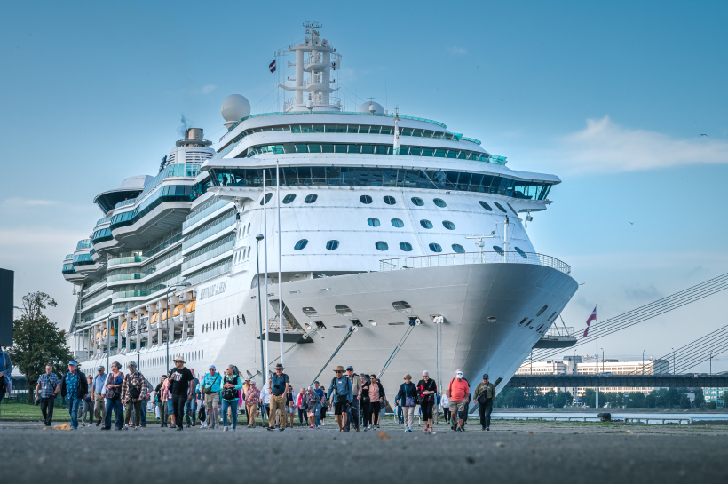 Pasaules kruīza ietvaros Rīgā viesojas iespaidīgais kruīzu kuģis "Serenade of the Seas".