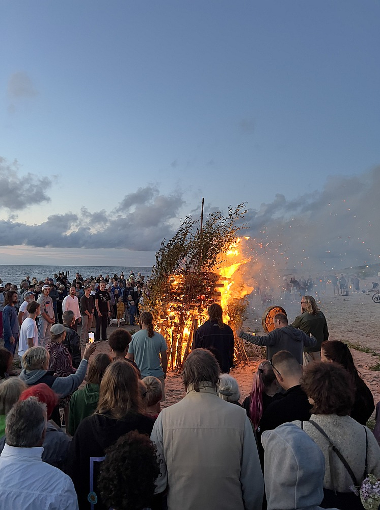 Mazirbē svētkos notika gājiens uz jūru un līvu uguns rituāls.