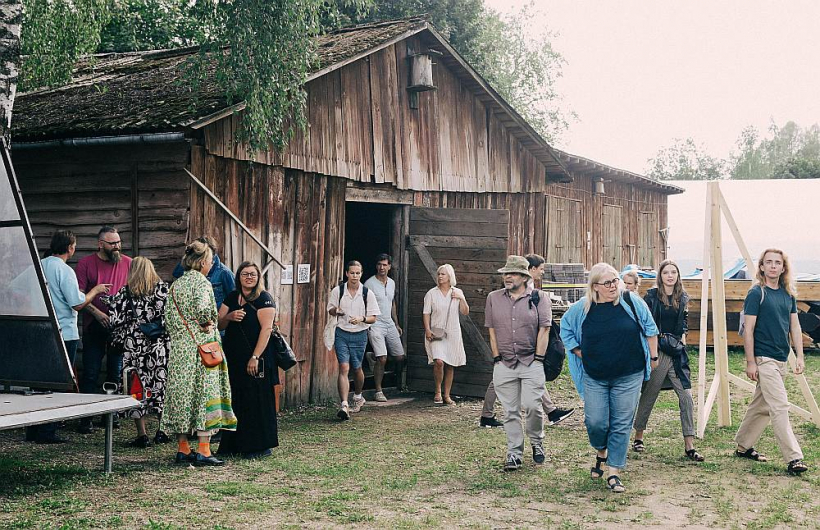 Valmieras pilsētvidē notiek izrādes neierastās vietās un oriģinālās formās.