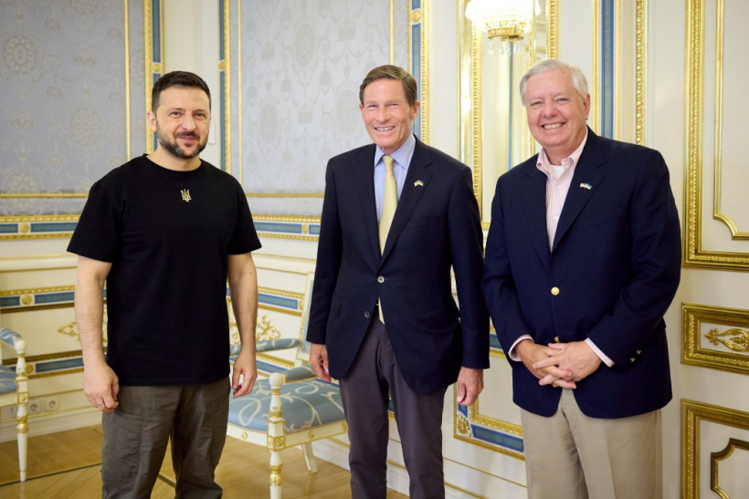 ASV republikāņu senators Lindsijs Greiems, demokrātu senators Ričards Blūmentāls viesojas pie Volodimira Zelenska Kijivā.