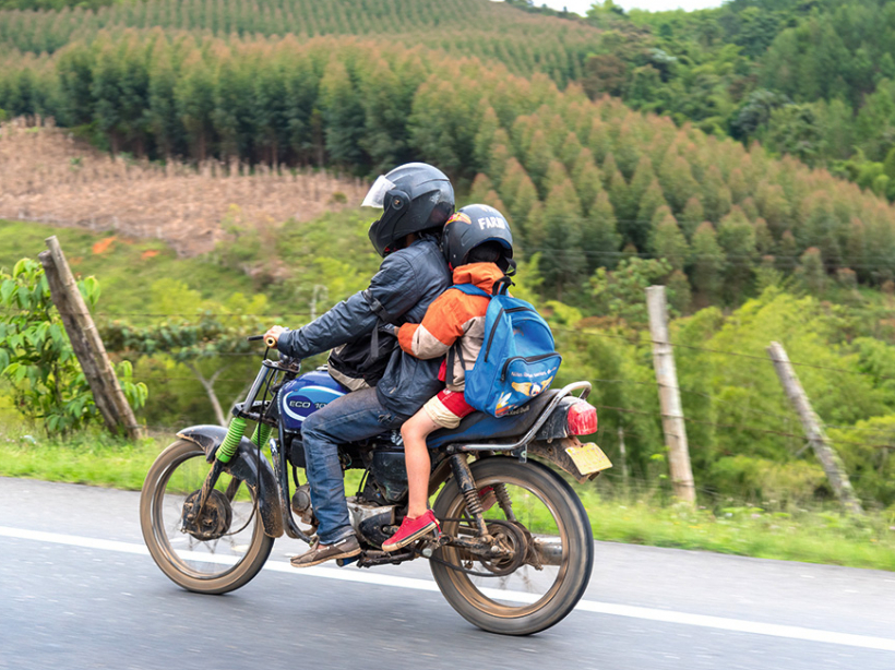 Aizsargķivere, pārvadājot bērnu uz motocikla vai velosipēda, ir absolūti nepieciešama.