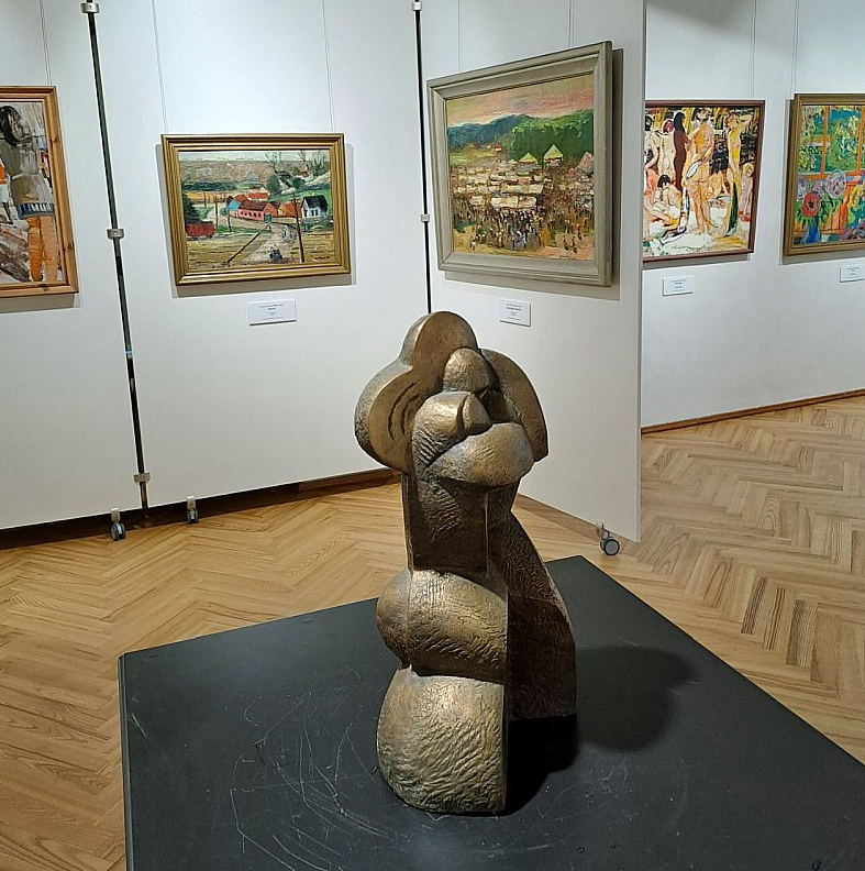 Skats izstādes "Mīļa kā svētdiena" izstāžu zālē. Priekšplānā Artas Dumpes "Jāņu nakts" (1986, bronza, 36 x 20 x 18).