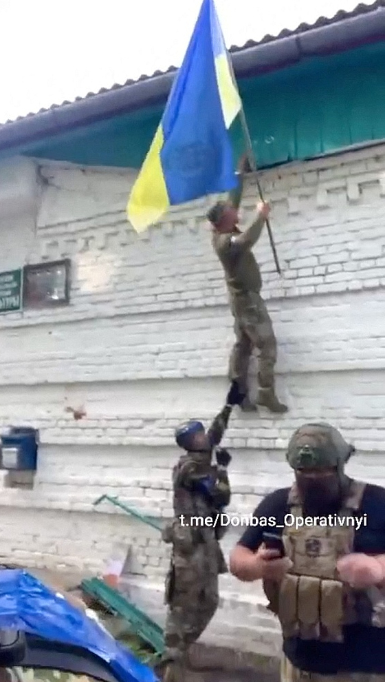 Ukrainas karavīrs paceļ Ukrainas karogu Kurskas apgabalā Krievijā šā gada 11. augustā. Attēls no video, kas publicēts "Donbas Operativnyi" "Telegram" kanālā.