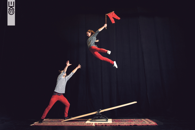 Cirka un ielu mākslas festivāls "Re Rīga!". Dueta Felix&Philo līdzsvara un akrobātikas izrāde "Red Pants".
