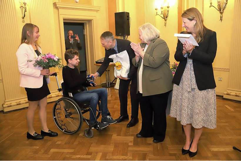 Jelgavas novada Zaļenieku vidusskolas 7. klases skolēnam Raivo Ručam Amerikas latviešu apvienība stipendiju piešķīra svinīgā pasākumā 2023. gada rudenī.