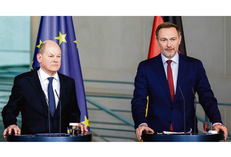 Vācijas finanšu ministrs Kristiāns Lindners (no labās) rosinājis pēc 2025. gada palīdzību Ukrainai sniegt, neizmantojot federālā budžeta līdzekļus. Kanclers Olafs Šolcs tikmēr solījis, ka Vācija joprojām būs Ukrainas lielākā atbalstītāja Eiropā.