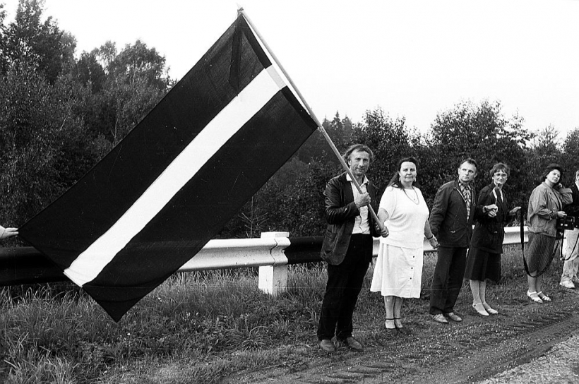 Jēkabpilieši – 57. kilometrā. Andris Grīnbergs – trešais no kreisās. Šī fotogrāfija, kas dokumentē "Baltijas ceļu", vēlāk iekļuva UNESCO Pasaules svarīgāko notikumu fondos.c