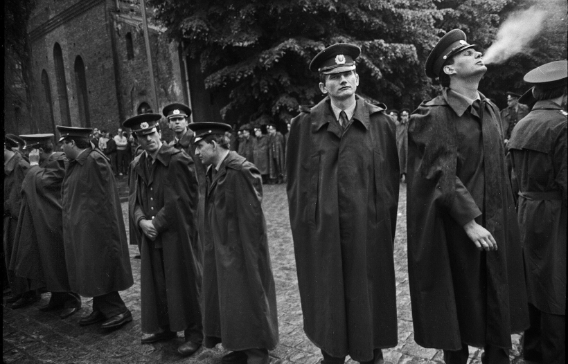 Jānis Deinats. "Milicija pie Augstākās Padomes ēkas". 1990. Fotogrāfija. Autora īpašums.