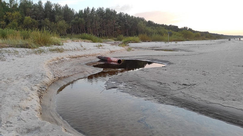 Gruntsūdeņu izvade jūrā Jūrmalā starp Asariem un Vaivariem.
