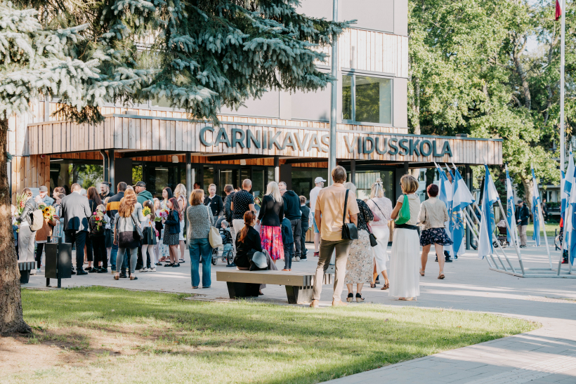 Carnikavā svinīgi atklāta vidusskola.