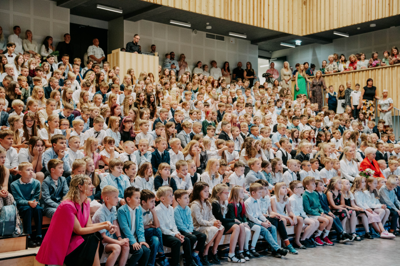Carnikavā svinīgi atklāta vidusskola.