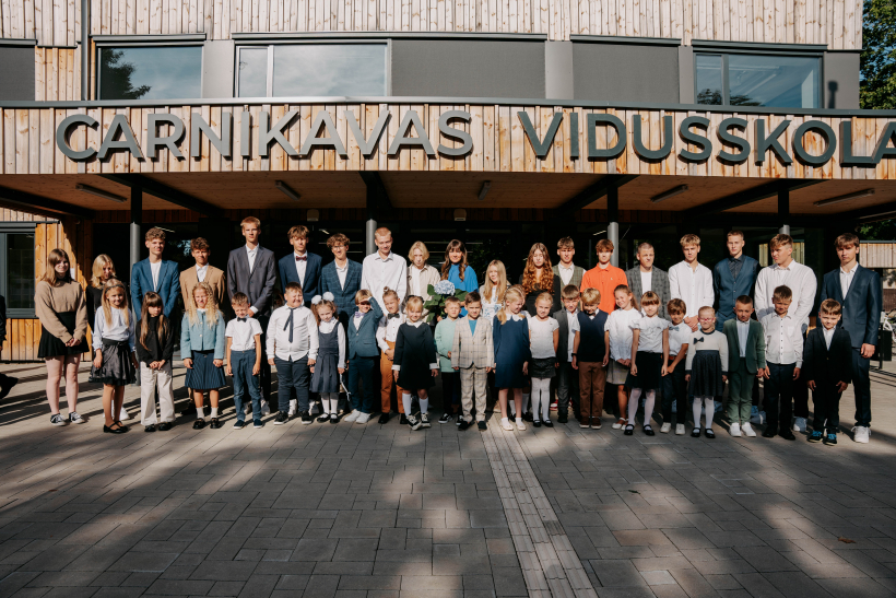 Carnikavā svinīgi atklāta vidusskola.