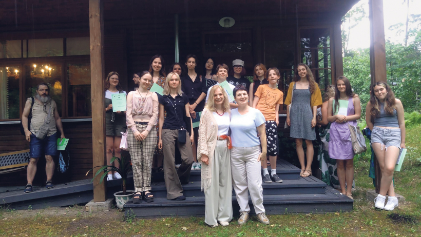 Latvijas Rakstnieku savienības konkursa "Aicinājums" laureāti. Priekšplānā (no kreisās) – "Aicinājuma" vadītāja Sandra Ratniece un literatūrzinātniece Laimdota Ločmele, kura "Aicinājuma" noslēgumā pārstāvēja prozas žūriju.