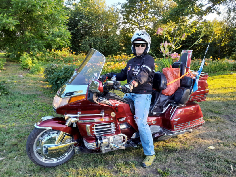 “Latvijas Avīzes” žurnālists ar uzticamo ceļabiedru “Honda Goldwing”, vedot dienlilijas savam dārzam.