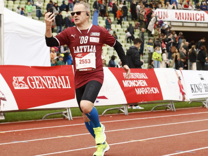 Artis Drēziņš, finišējot Minhenes maratonā. 2022. gads.
