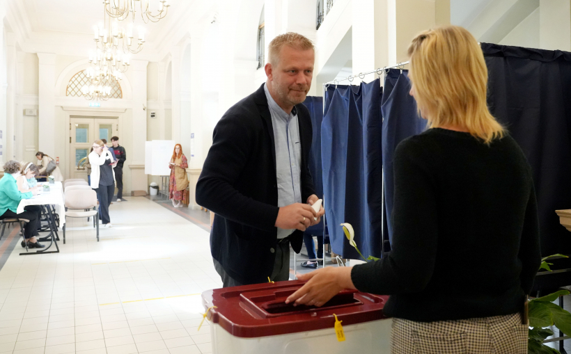 Reinis Pozņaks, kas ievēlēts no “Apvienotā saraksta”, ir vienīgais bez iepriekšējas pieredzes politikā, tomēr, ja viņš koncentrēsies uz tematu, ko pārzina – Ukrainu –, tad varētu gūt ietekmi netipiski īsā laikā un “izdarīt interesantas lietas”.