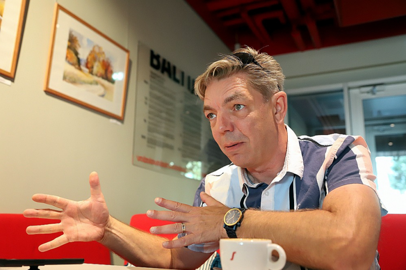 Igaunijas sabiedriskās televīzijas žurnālists Jurijs Nikolajevs atzīst: pilsētā ir ļaudis, kas gaida "savējos".