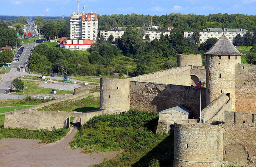 Ivangorodas cietoksnis, pie kura Krievija 9. maijā būvē skatuvi patosa pilnam koncertam.
