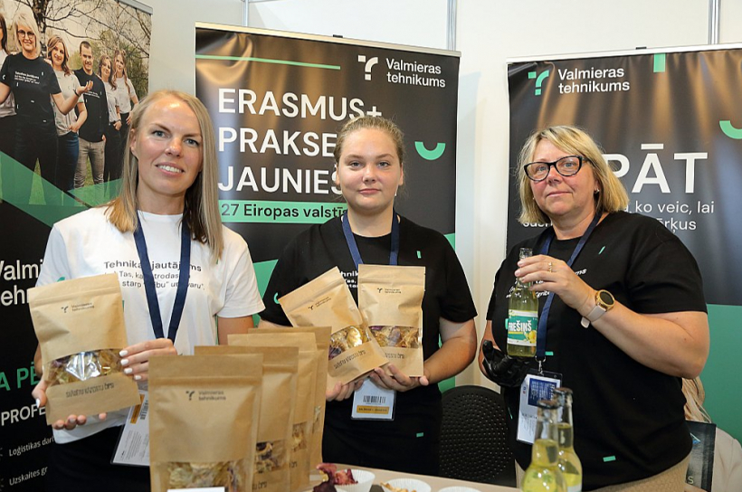 Valmieras tehnikuma pārstāvji.