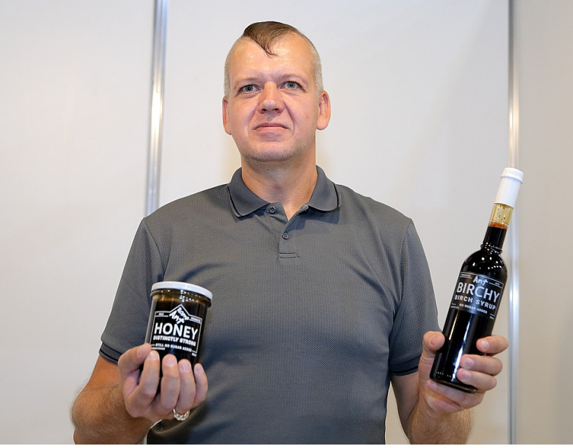 Uzņēmējs Zigmārs Ronis ar savu fermentēto medu, kā arī bērzu sulas un skudru ekstraktu jau ticis līdz "Michelin" restorānu pasūtījumiem.