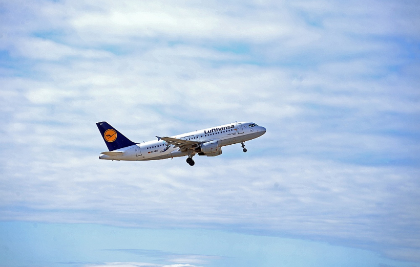 Kovida krīzē "Lufthansa" pamatīgi cieta – tā apturēja 95% savu lidojumu, 2020. gada pavasarī ik stundu ciešot viena miljona eiro zaudējumus. Visbeidzot Vācijas valdība 2021. gadā ieguldīja uzņēmumā deviņus miljardus eiro, apmaiņā palielinot savu daļu līdz 20% un kļūstot par lielāko akcionāru.